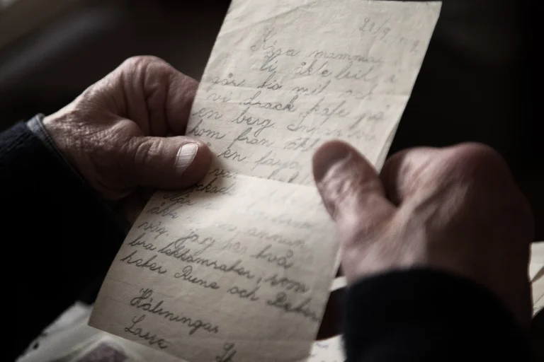 Fotoprojekt om de finska krigsbarnen. "Rakas äiti / Kära mor" handlar om min pappa som blev kvar i Sverige.
