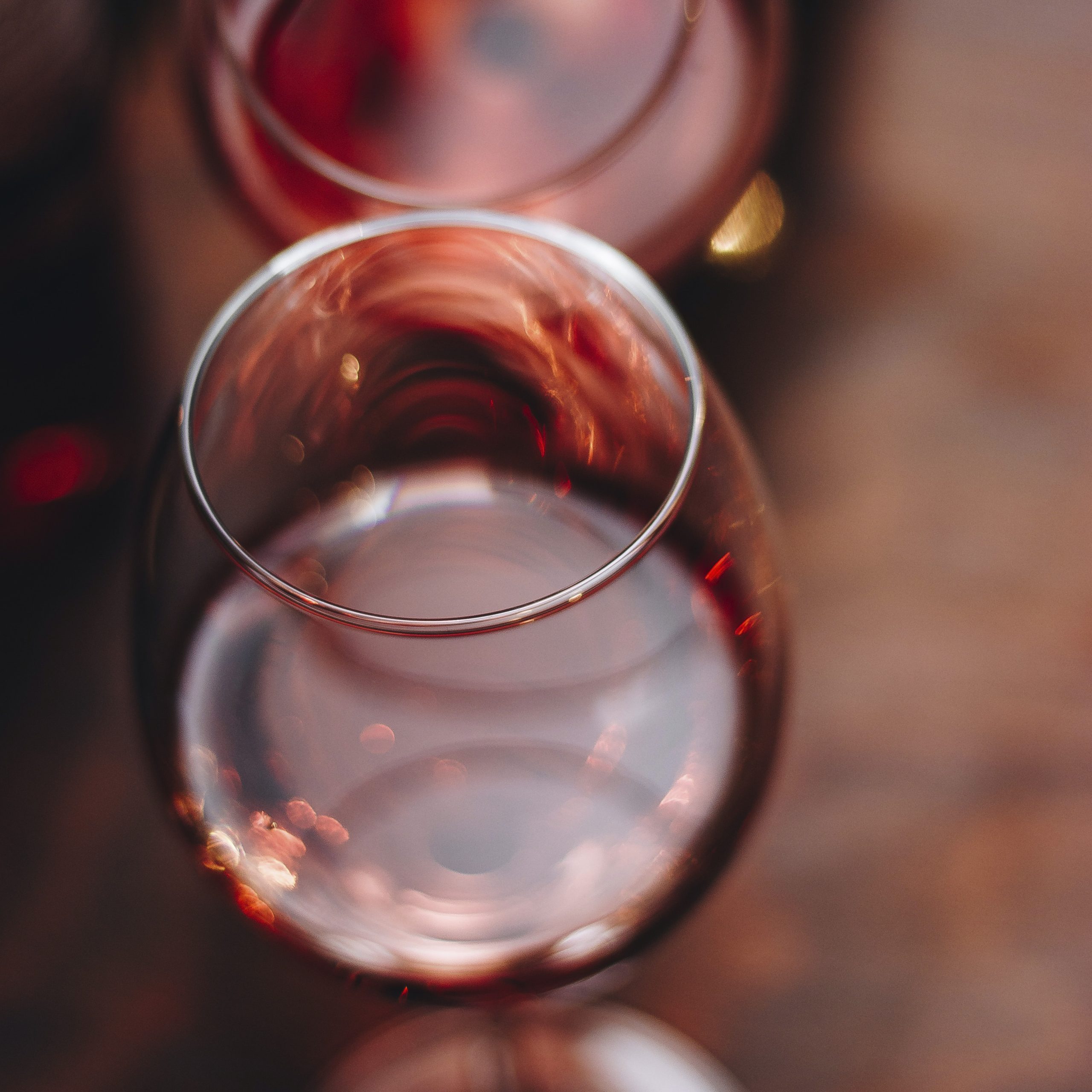Rødvin hældt op i vinglas