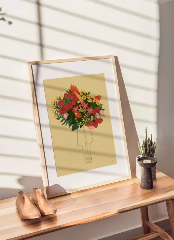 Interiør med plakat med illustrasjon av stor blomsterbukett og jente gul