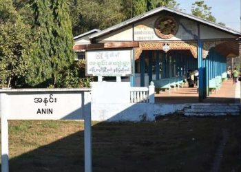 အနင်းနှင့် ထင်းရှူးကျေးရွာရှိ ရဲစခန်းများအား တော်လှန်ရေးပူးပေါင်းတပ်ဖွဲ့များက တစ်ပြိုင်တည်းတိုက်ခိုက်၊ စစ်ကောင်စီတပ်ဘက်မှ လက်နက်ကြီးများအပြင် စစ်ရဟတ်ယာဉ်နှင့်ပါပစ်ခတ်