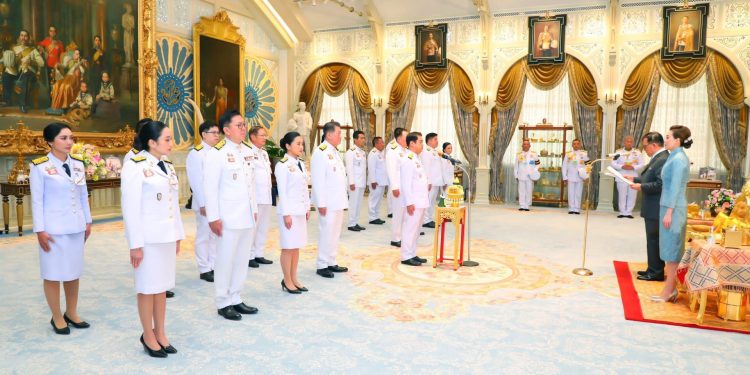 ထိုင်းအစိုးရအဖွဲ့ဝင်သစ်များ ကျမ်းသစ္စာကျိန်ဆို၊ ပေထုံတန် ရှင်နာဝပ် ယဉ်ကျေးမှုဝန်ကြီးဖြစ်လာ