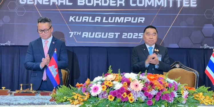 ကာကွယ်ရေးဝန်ကြီးဌာန ဒုတိယဝန်ကြီးနှင့် ယာယီ ကာကွယ်ရေးဝန်ကြီး ဗိုလ်ချုပ်ကြီး နတ်ထပေါလ် နတ်ပနစ် (General Natthapol Nakpanich) က မလေးရှားနိုင်ငံ၌ ကျင်းပခဲ့သည့် ထိုင်း-ကမ္ဘောဒီးယား အထူး GBC (အထွေထွေ နယ်နိမိတ်ကော်မတီ) အစည်းအဝေးအပြီး၌ သတင်းစာရှင်းလင်းပွဲ