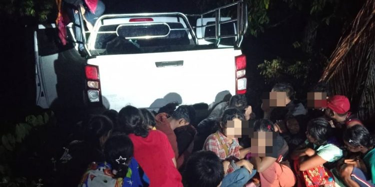 တရားမဝင်လုပ်သား ၃၈ ဦးတင်ဆောင်လာသည့် ပစ်ကပ်ကားနှစ်စီးကို ကန်ချနပူရီတွင် ဖမ်းမိ