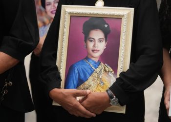 ထိုင်းနိုင်ငံ ဘုရင့်မယ်တော်ကြီး သီရိခေတ် နတ်ရွာစံမှုအတွက် ဝမ်းနည်းကြေကွဲ — တော်ဝင်နာရေးတော် အခမ်းအနားများ စတင်ပြင်ဆင်