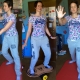 Drei Bilder von einer Frau in Trainingsanzug, auf einer roten Gymnastikmatte stehend. Links und rechts in Tai Chi Pose, in der Mitte auf einem Balancebrett.