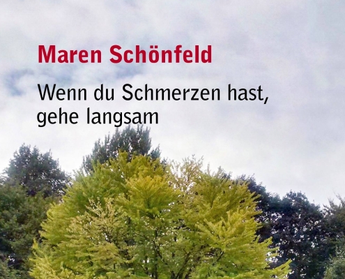 Buchcover das einen Park zeigt mit vielen grünen Bäumen unter denen zwei Bänke stehen. Text: Maren Schönfeld; Wenn du Schmerzen hast, gehe langsam.