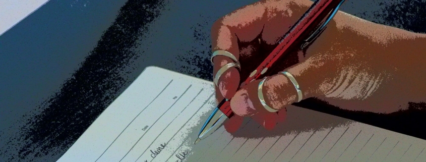 Dieses Bild zeigt eine Nahaufnahme einer Hand die mit einem Stift auf Papier schreibt.