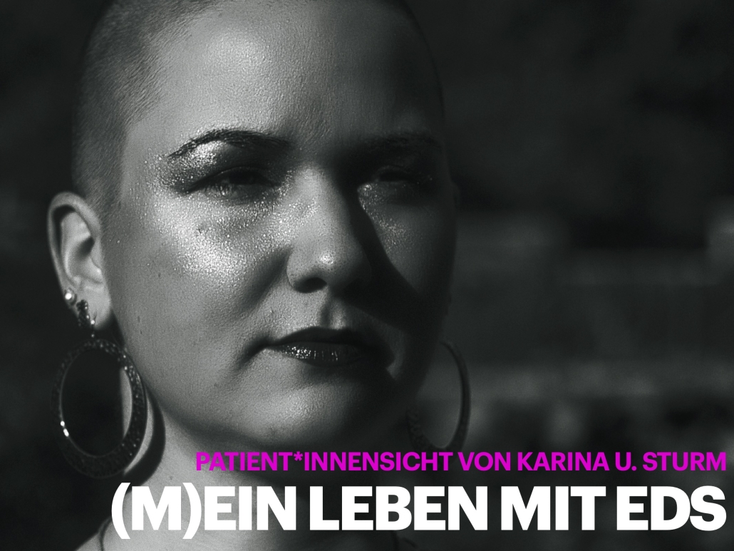 Schwarz-weiß Bild von Karina, einer Frau mit rasierten Haaren und großen silbernen Ohrringen. Sie trägt roten Lippenstift. Text: Patient*innensicht von Karina U. Sturm, Mein Leben mit EDS