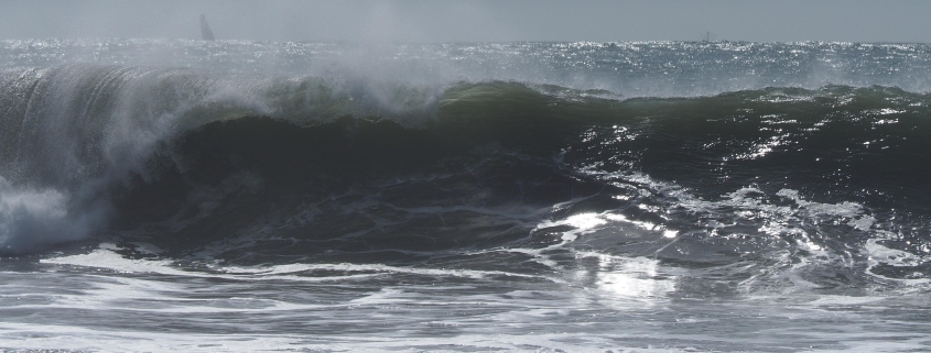 Ein Bild einer großen Welle am Ocean Beach in San Francisco