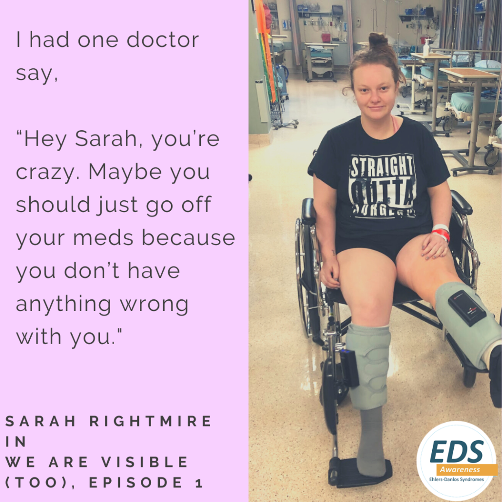 Sarah, eine Frau mit langen blonden Haaren, die zu einem Pferdeschwanz gebunden sind, sitzt in einem Rollstuhl mit einem Bein hoch gelagert. Text: I had one doctor say, "Hey Sarah, you're crazy. Maybe you should just go off your meds because you don't have anything wrong with you."