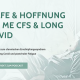 Im Hintergrund ist ein Mann, der in einem Bett liegt und schläft. Er trägt eine Brille und hat lange Haare und einen langen Bart. Text: Hilfe & Hoffnung bei ME CFS und Long Covid.