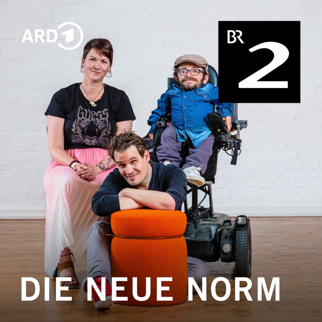 Logo des BR2 Podcasts: Die Neue Norm. Drei Personen. Links sitzt eine Frau mit kurzen braunen Haaren und pinkem Rock. Daneben ein Mann mit Brille und Hut und vorne ein weitere Mann der hinter einem orangen Hocker sitzt.