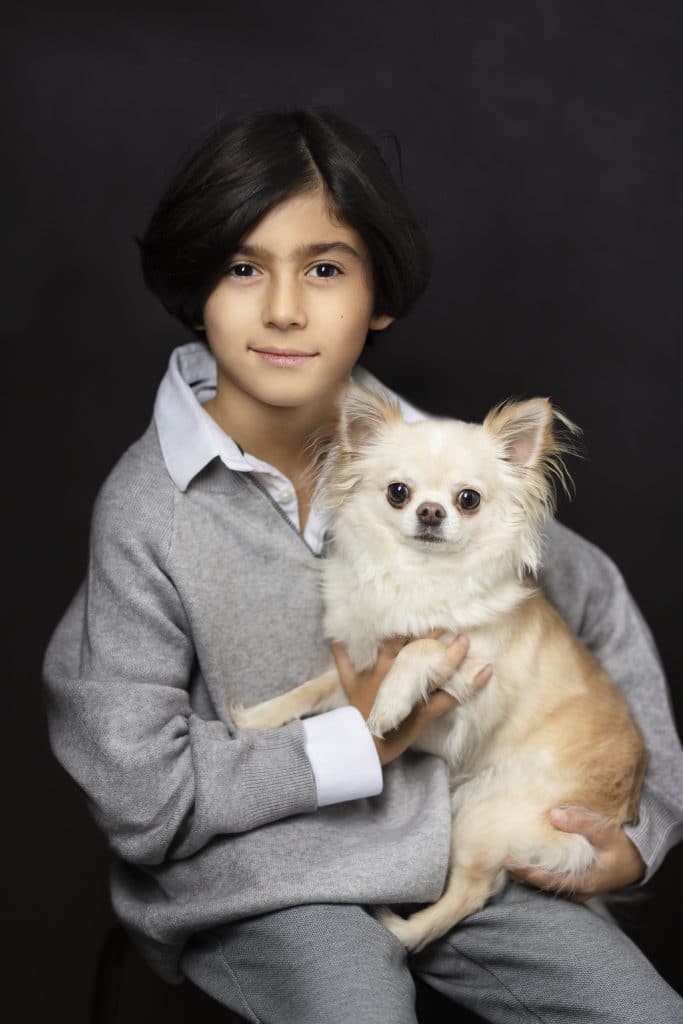 Bild på pojke och hans hund