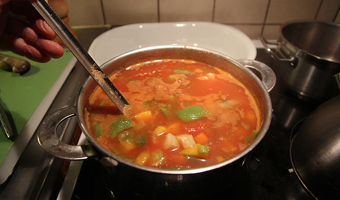 En god tomatsuppe med masser af grønsager og hvidløg.