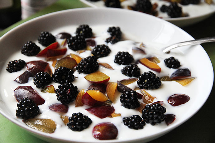 Morgenmaden er ikke længere sommerlig. Nu er det sveskeblommer og brombær oven på yoghurten.