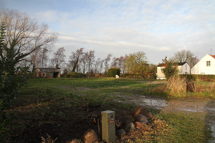 Grunden set fra hjørnet mod SSØ. Vores hus ses til højre.