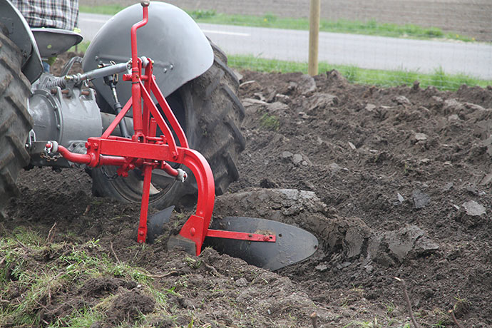 De gamle maskiner kan stadig klare jordarbejdet.