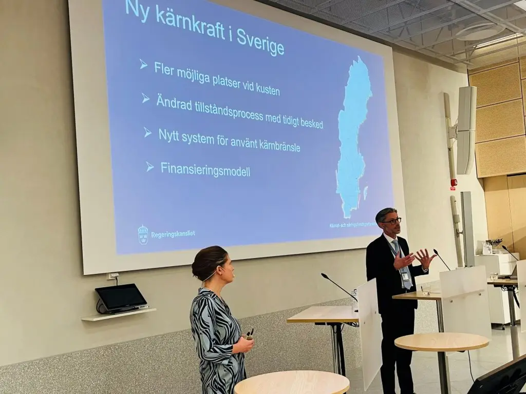 Statssekreterare Daniel Westlén (L) och Nanna Wikholm, Naturvårdsverket, vid mötets avslutning