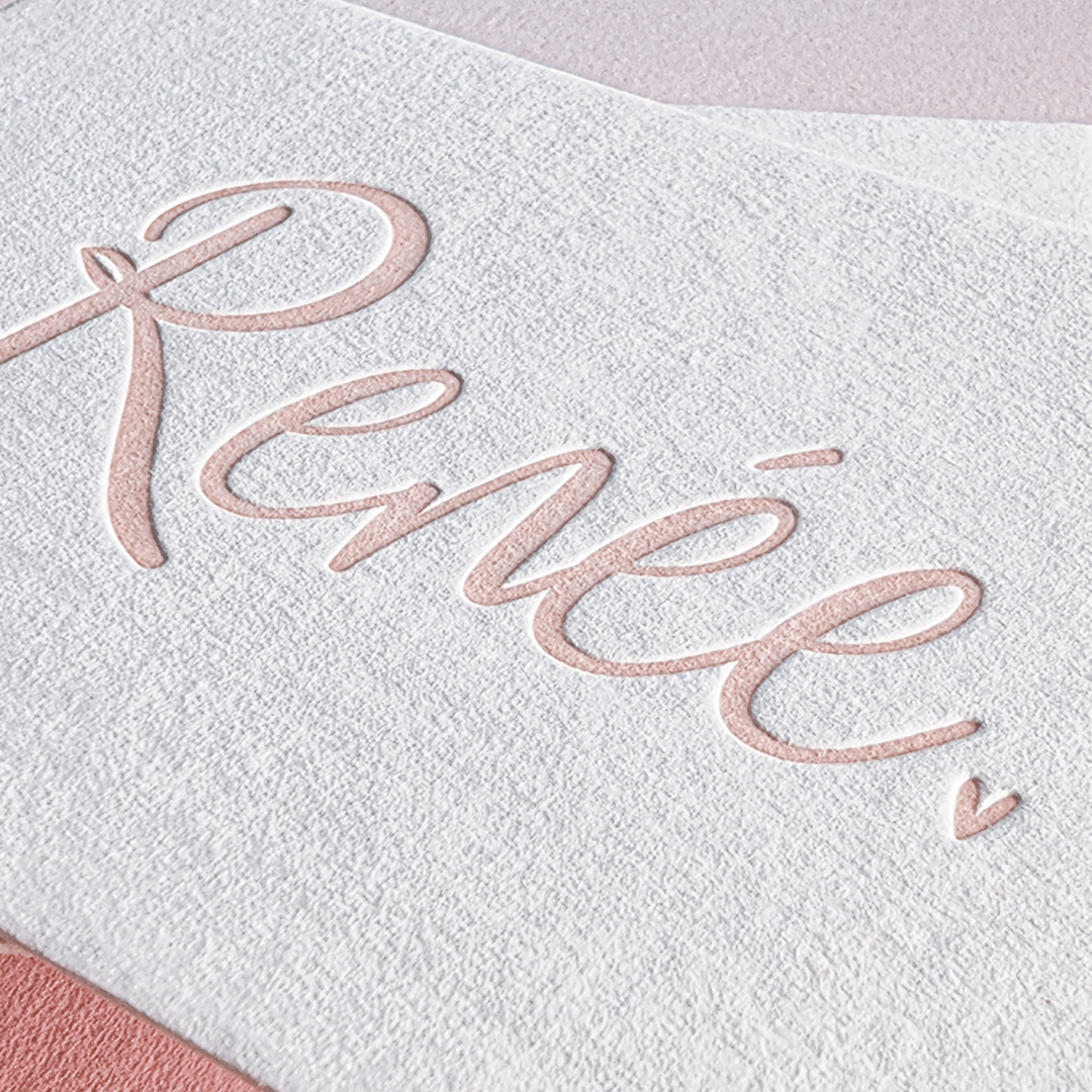 Letterpress geboortekaart Renée in babyroze gedrukt in zacht roze op papier met extra veel textuur.