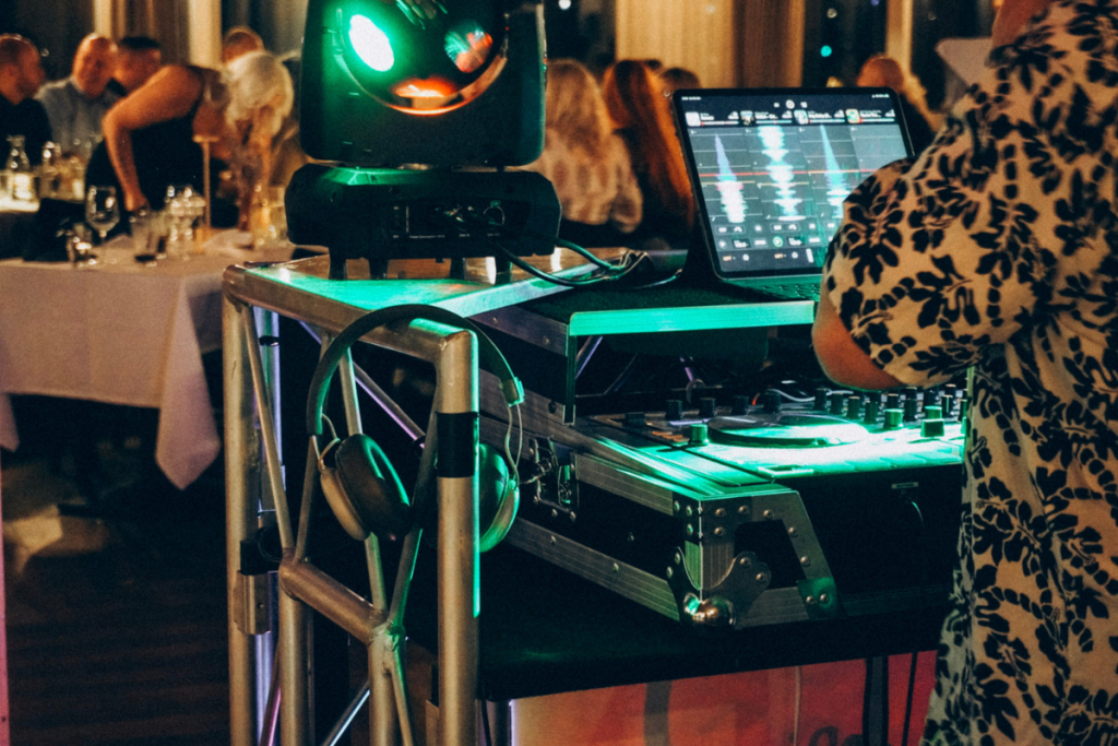 DJ underholder til Julefrokost på Restaurant Kastrup Fort