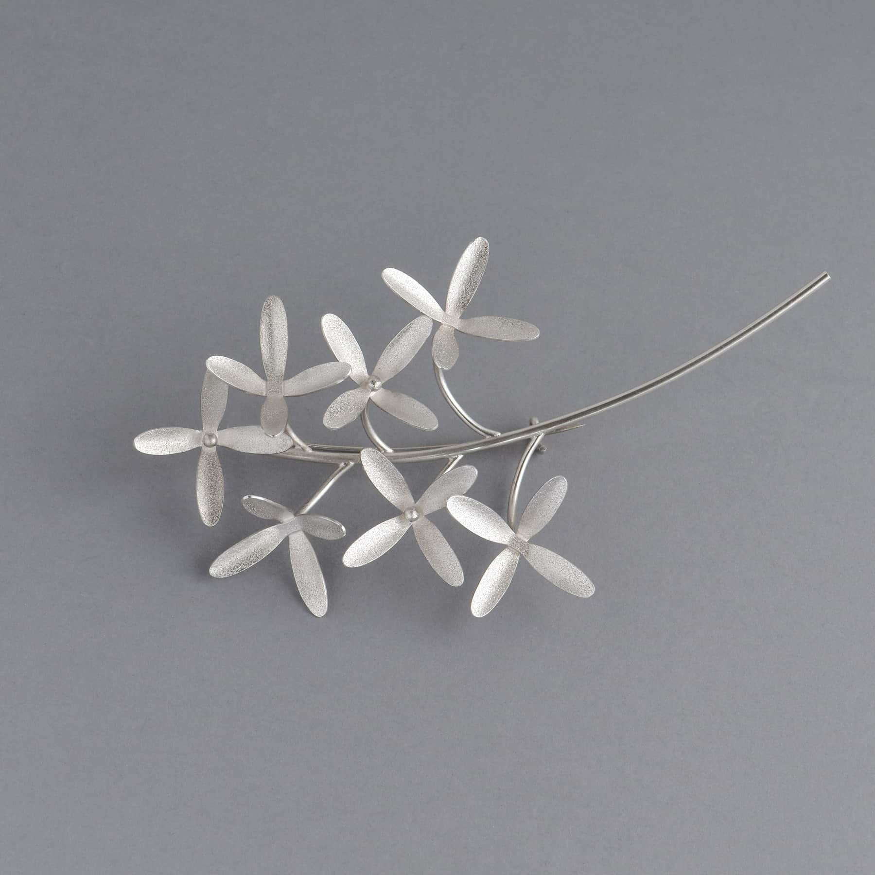 Brosch - Clematis Terniflora med sju blommor. Tillverkad av silver