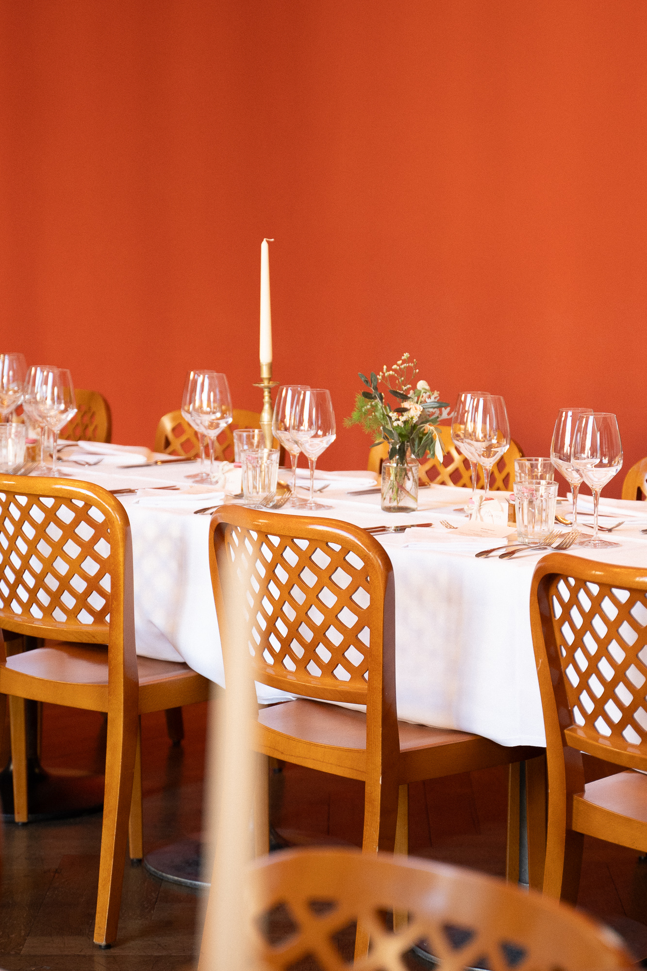 Einer geschmückte Hochzeitstafel im roten Salon. Hochzeitsfotografin Katharina Schillinger hat dieses Bild aufgenommen in Basel im Unternehmen Mitte. Fotografie Katharina Schillinger in Basel Schweiz