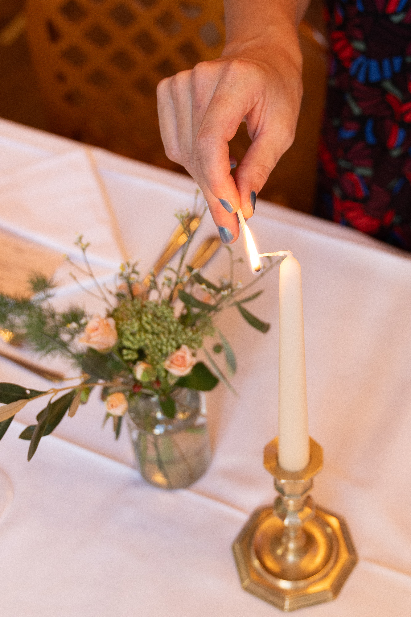 Kerze einer Hochzeitstafel wird angezündet. Hochzeitsfotografin Katharina Schillinger hat dieses Bild aufgenommen in Basel im Unternehmen Mitte. Fotografie Katharina Schillinger in Basel Schweiz