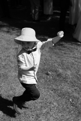 Eine Aufnahme in schwarz/weiss eines Jungen, welcher auf einer Hochzeit herum springt und Freude hat, zu sehen auf der Website einer Hochzeitsfotografin aus Basel-Schweiz. Fotografie Katharina Schillinger in Basel Schweiz