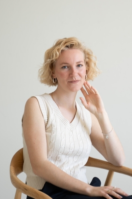 Portrait einer Frau im Studio in Basel. Bewerbungs-Portrait, Lebenslauf-Bild auf der Seite einer Fotografin aus Basel. Fotografie Katharina Schillinger in Basel Schweiz