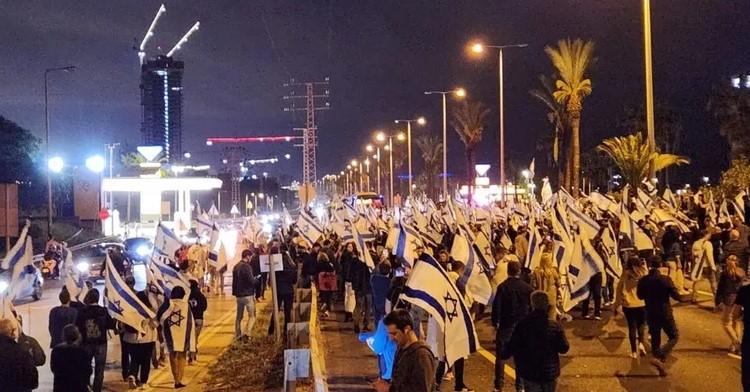 تظاهر عشرات آلاف الإسرائيليين يوميا ضد خطة الإصلاح القضائي التي تعتزم حكومة نتنياهو تطبيقها