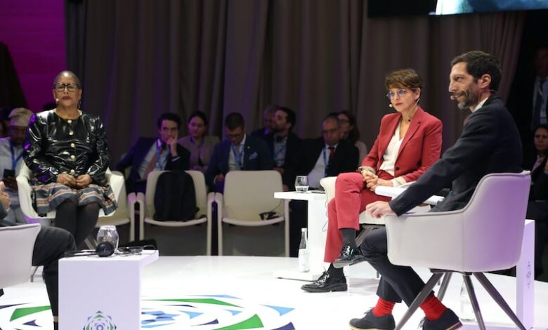 "الديمقراطية على الحافة".. سياسيون يفككون تفاعلات الرقمنة وصعود الشعبوية