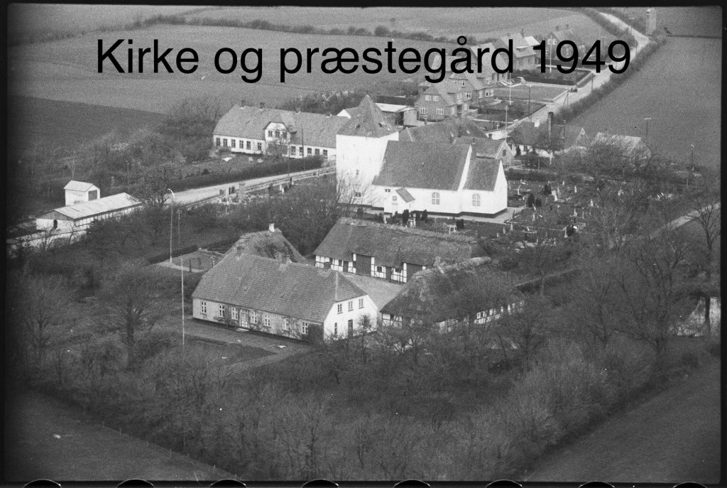 Kirke og præstegård - 1949