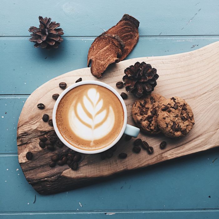 Koffie en koekjes op houten bord