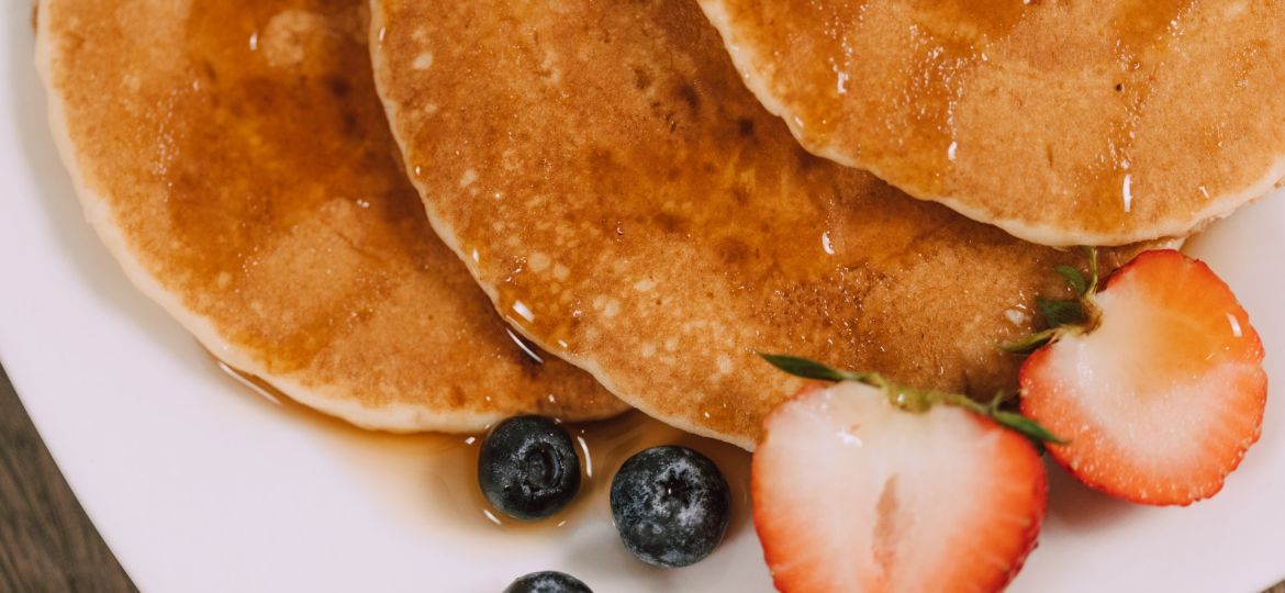 Bananen pannenkoeken op een bord geserveerd