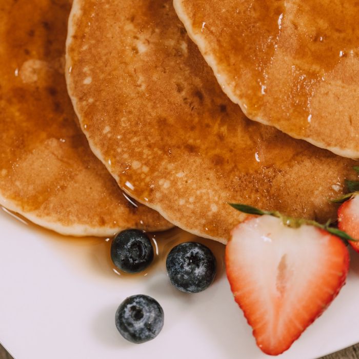 Bananen pannenkoeken op een bord geserveerd