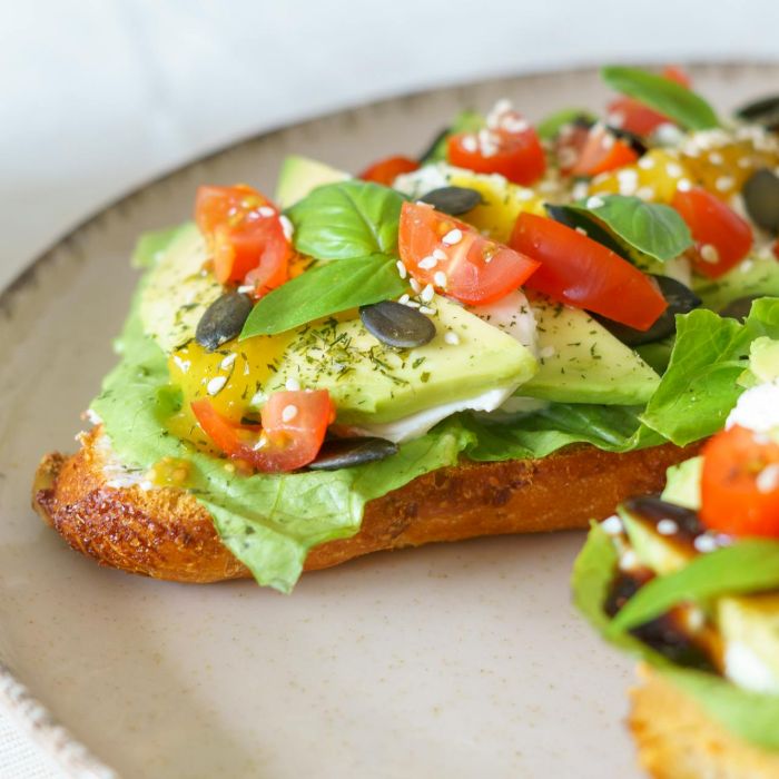 toast met avocado en tomaat