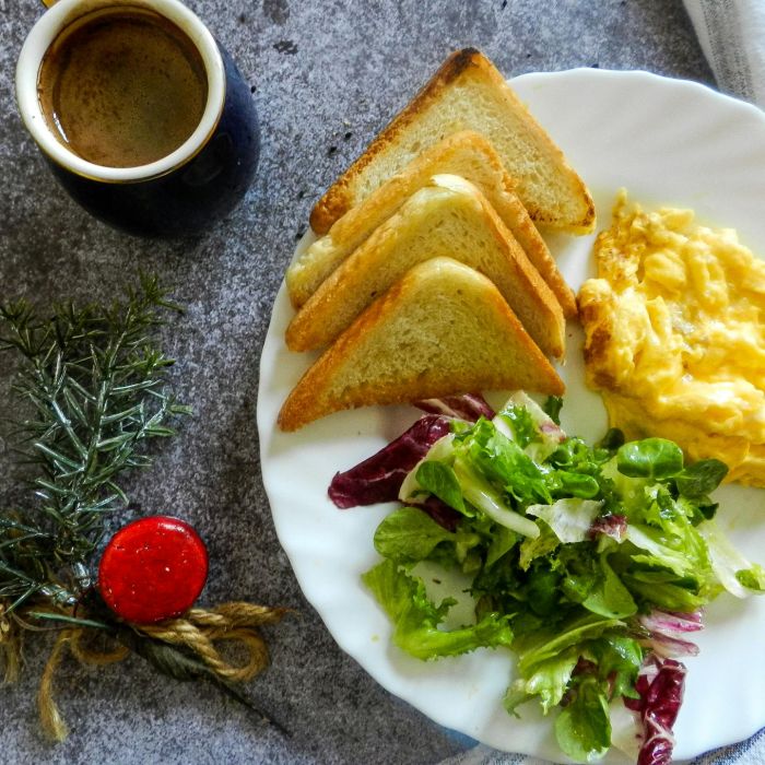 scrambled eggs met spinazie, tomaat en toast