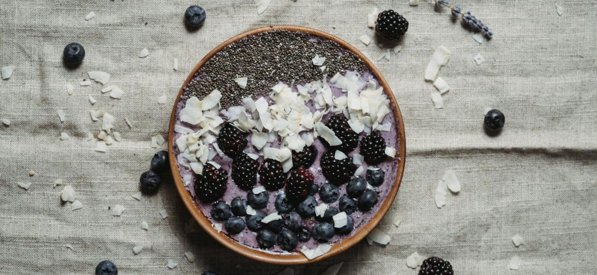 bowl met yoghurt en fruit
