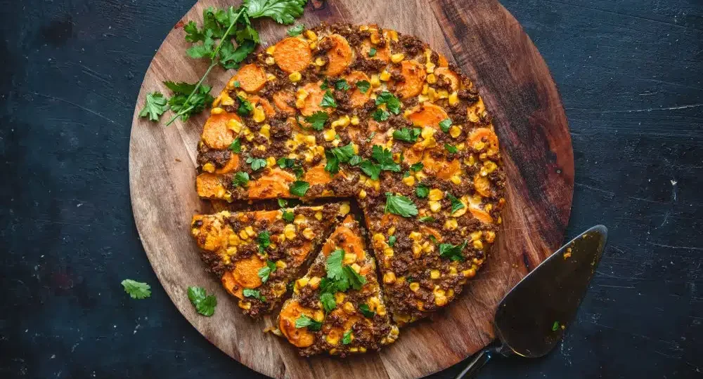 ZOETE-AARDAPPELTAART MET MEXICAANSE GROENTE EN KIP