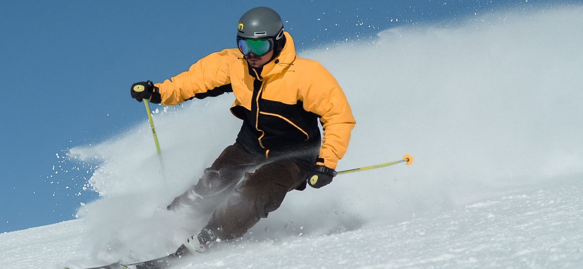 Man aan het skiën