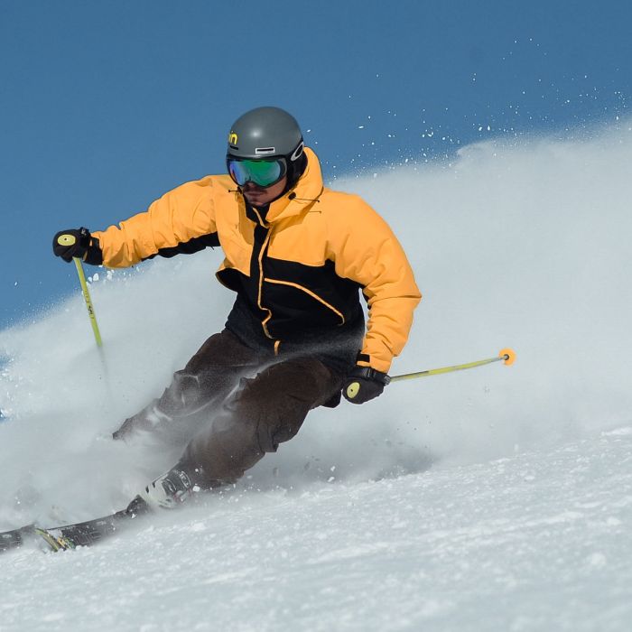 Man aan het skiën