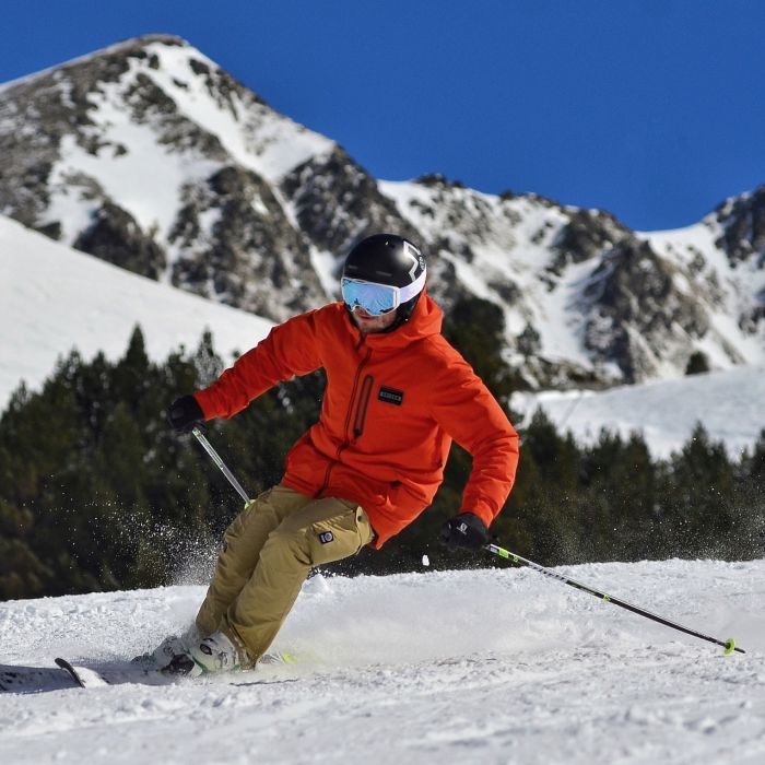 Man aan het skiën