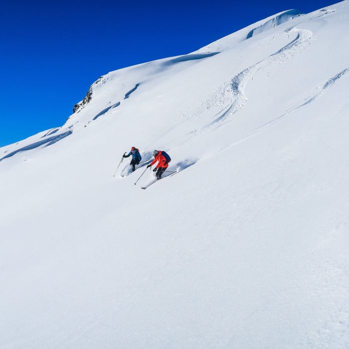 Koppel aan het skiën offpiste