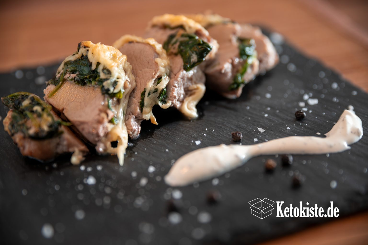 Gebackenes Schweinefilet mit Spinat-Käsetopping — Ketokiste.de - Alles ...