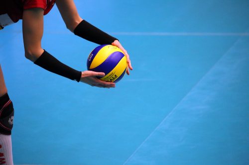 Bilde av en spiller som holder en volleyball