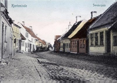Farvelagt gammelt postkort fra Fiskergade i Kerteminde. Fra Karsten Holm Jensens samling.