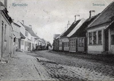 Fiskergade i Kerteminde på gammelt postkort sendt i 1922. Fra Karsten Holm Jensens samling.