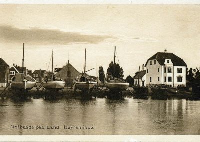 Postkort Kerteminde havnen Notbåde på land