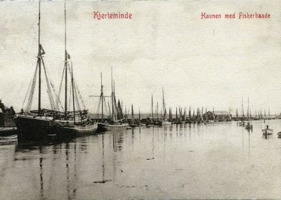 Postkort Kerteminde havnen med fiskerbåde