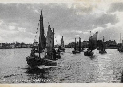 Postkort Kerteminde havnen - fiskerflåden går ud